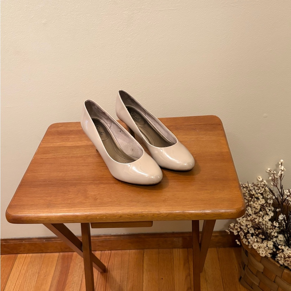 Classic Women's Patent Leather Pumps in Beige
LIFESTRIDE  Soft System